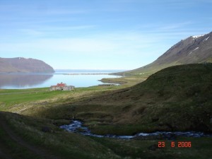 S&eacute;&eth; &uacute;t &Ouml;nundarfj&ouml;r&eth;inn. &THORN;urrkhjallar Klofnings ehf &thorn;ar sem &thorn;urrka&eth;ir eru hausar og skrei&eth; og Flateyri &iacute; baks&yacute;n.